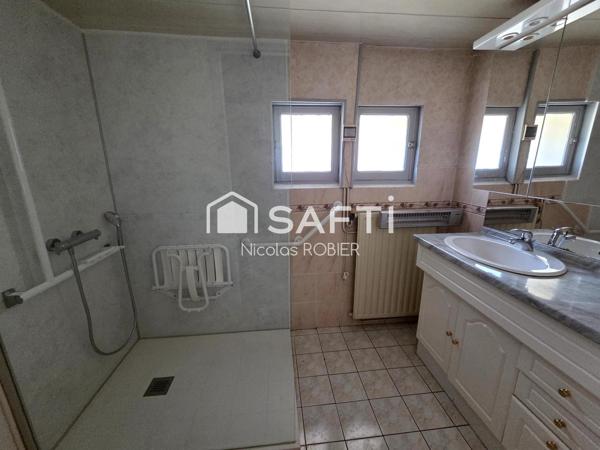 Maison en pierre, dépendances, quatre chambres, jardin !!