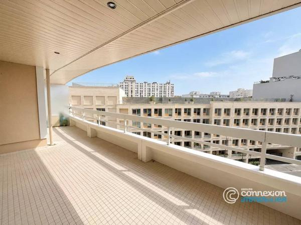 Appartement en étage élevé avec terrasse