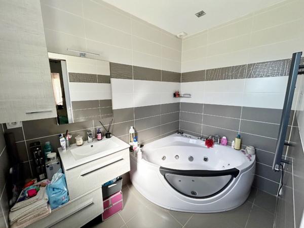 Maison Aussonne 6 pièce(s) 132 m2 sur 844 m² de terrain, hors couloir aérien.