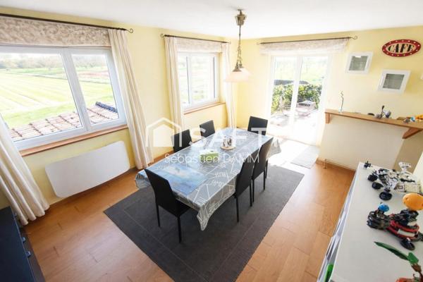 À Reiningue, vivez comme dans une maison individuelle au cœur de la nature, avec une vue dégagée sur les champs, 163 m² de confort, 2000 m² de terrain et un calme absolu