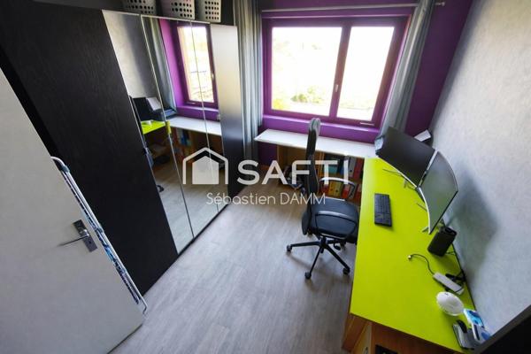 À Reiningue, vivez comme dans une maison individuelle au cœur de la nature, avec une vue dégagée sur les champs, 163 m² de confort, 2000 m² de terrain et un calme absolu