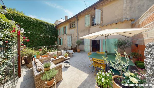 Maison en pierre avec extérieur et grand garage