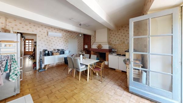 Maison en pierre avec extérieur et grand garage