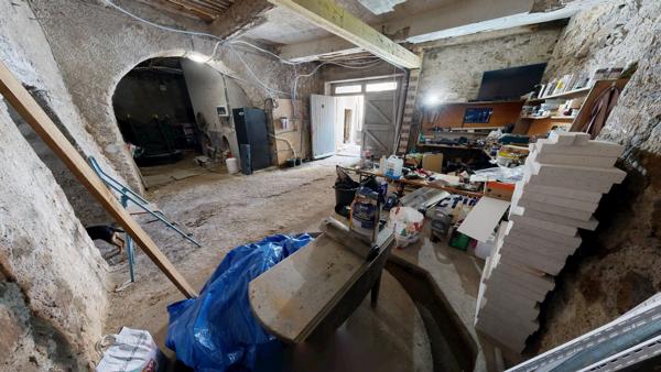 Maison en pierre avec extérieur et grand garage