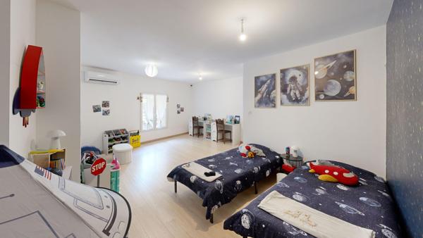Maison en pierre avec extérieur et grand garage