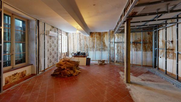 Maison en pierre avec extérieur et grand garage