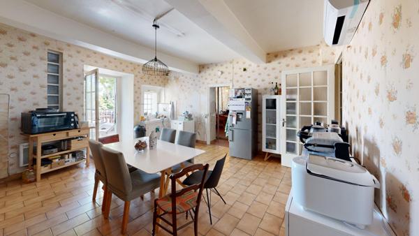 Maison en pierre avec extérieur et grand garage