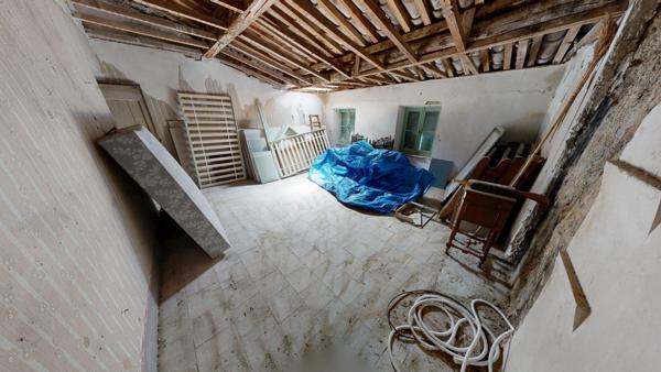 Maison en pierre avec extérieur et grand garage