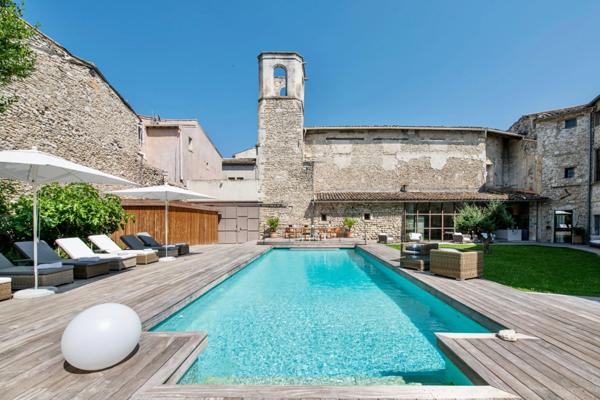 Dpt Vaucluse (84), à vendre au Coeur de L'ISLE SUR LA SORGUE exceptionnelle maison de près de 600 m2 avec jardin paysagé avec piscine sur plus de 900 m2 et chapelle à rénover de près de 180 m2