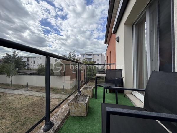 Dijon, dans une petite copropriété récente de 2015, en retrait de la route, cet appartement en duplex saura vous séduire, il se compose d'une entrée, d'une pièce de vie semi- ouverte sur la cuisine aménagée et équipée, de deux balcons, de deux chambres et d'une salle de bains avec WC et d'une salle d'eau.

Un garage de 19,46m2 et une cave complètent avantageusement ce bien.
Chauffage individuel Gaz.
Au premier et dernier étage.

Exposition Sud pour la luminosité, Fenêtres et volets PVC électriques, Store banne de qualité sur le balcon principal.