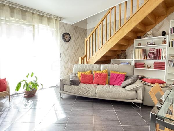 Dijon, dans une petite copropriété récente de 2015, en retrait de la route, cet appartement en duplex saura vous séduire, il se compose d'une entrée, d'une pièce de vie semi- ouverte sur la cuisine aménagée et équipée, de deux balcons, de deux chambres et d'une salle de bains avec WC et d'une salle d'eau.

Un garage de 19,46m2 et une cave complètent avantageusement ce bien.
Chauffage individuel Gaz.
Au premier et dernier étage.

Exposition Sud pour la luminosité, Fenêtres et volets PVC électriques, Store banne de qualité sur le balcon principal.