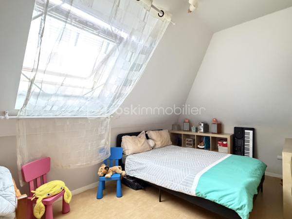 Dijon, dans une petite copropriété récente de 2015, en retrait de la route, cet appartement en duplex saura vous séduire, il se compose d'une entrée, d'une pièce de vie semi- ouverte sur la cuisine aménagée et équipée, de deux balcons, de deux chambres et d'une salle de bains avec WC et d'une salle d'eau.

Un garage de 19,46m2 et une cave complètent avantageusement ce bien.
Chauffage individuel Gaz.
Au premier et dernier étage.

Exposition Sud pour la luminosité, Fenêtres et volets PVC électriques, Store banne de qualité sur le balcon principal.