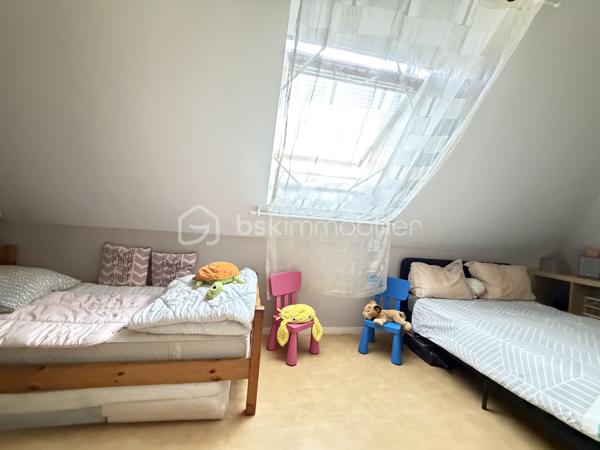 Dijon, dans une petite copropriété récente de 2015, en retrait de la route, cet appartement en duplex saura vous séduire, il se compose d'une entrée, d'une pièce de vie semi- ouverte sur la cuisine aménagée et équipée, de deux balcons, de deux chambres et d'une salle de bains avec WC et d'une salle d'eau.

Un garage de 19,46m2 et une cave complètent avantageusement ce bien.
Chauffage individuel Gaz.
Au premier et dernier étage.

Exposition Sud pour la luminosité, Fenêtres et volets PVC électriques, Store banne de qualité sur le balcon principal.