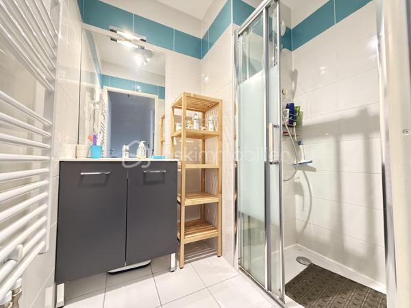 Dijon, dans une petite copropriété récente de 2015, en retrait de la route, cet appartement en duplex saura vous séduire, il se compose d'une entrée, d'une pièce de vie semi- ouverte sur la cuisine aménagée et équipée, de deux balcons, de deux chambres et d'une salle de bains avec WC et d'une salle d'eau.

Un garage de 19,46m2 et une cave complètent avantageusement ce bien.
Chauffage individuel Gaz.
Au premier et dernier étage.

Exposition Sud pour la luminosité, Fenêtres et volets PVC électriques, Store banne de qualité sur le balcon principal.