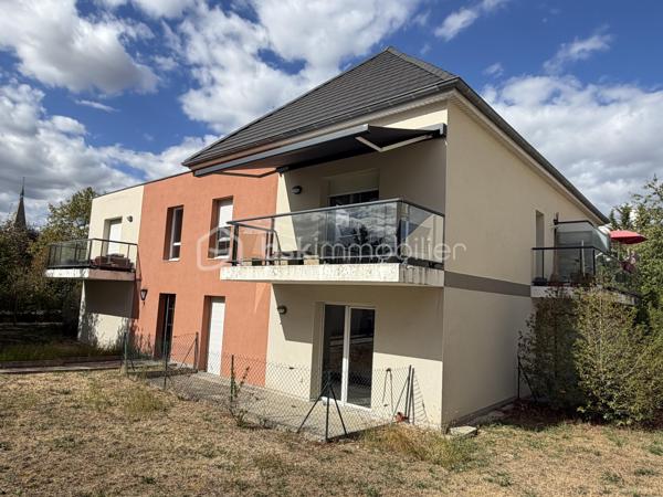 Dijon, dans une petite copropriété récente de 2015, en retrait de la route, cet appartement en duplex saura vous séduire, il se compose d'une entrée, d'une pièce de vie semi- ouverte sur la cuisine aménagée et équipée, de deux balcons, de deux chambres et d'une salle de bains avec WC et d'une salle d'eau.

Un garage de 19,46m2 et une cave complètent avantageusement ce bien.
Chauffage individuel Gaz.
Au premier et dernier étage.

Exposition Sud pour la luminosité, Fenêtres et volets PVC électriques, Store banne de qualité sur le balcon principal.