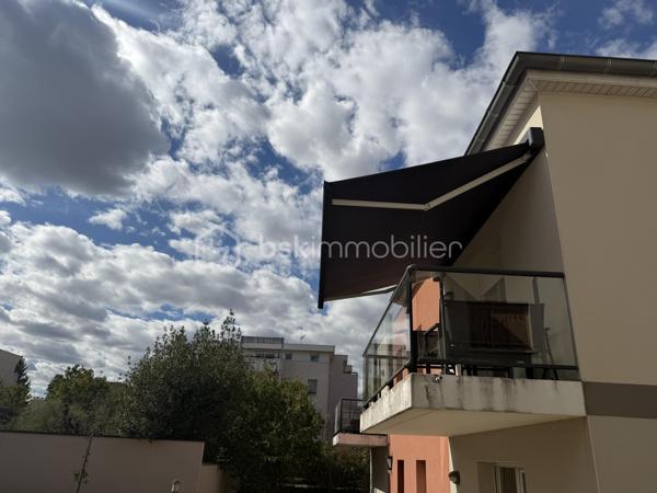 Dijon, dans une petite copropriété récente de 2015, en retrait de la route, cet appartement en duplex saura vous séduire, il se compose d'une entrée, d'une pièce de vie semi- ouverte sur la cuisine aménagée et équipée, de deux balcons, de deux chambres et d'une salle de bains avec WC et d'une salle d'eau.

Un garage de 19,46m2 et une cave complètent avantageusement ce bien.
Chauffage individuel Gaz.
Au premier et dernier étage.

Exposition Sud pour la luminosité, Fenêtres et volets PVC électriques, Store banne de qualité sur le balcon principal.