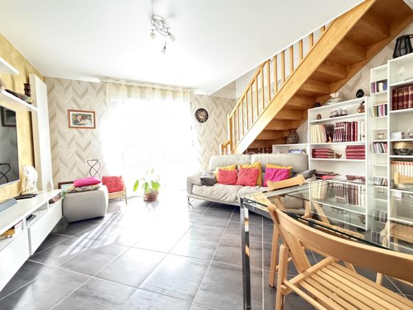 Dijon, dans une petite copropriété récente de 2015, en retrait de la route, cet appartement en duplex saura vous séduire, il se compose d'une entrée, d'une pièce de vie semi- ouverte sur la cuisine aménagée et équipée, de deux balcons, de deux chambres et d'une salle de bains avec WC et d'une salle d'eau.

Un garage de 19,46m2 et une cave complètent avantageusement ce bien.
Chauffage individuel Gaz.
Au premier et dernier étage.

Exposition Sud pour la luminosité, Fenêtres et volets PVC électriques, Store banne de qualité sur le balcon principal.