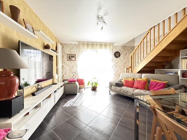 Dijon, dans une petite copropriété récente de 2015, en retrait de la route, cet appartement en duplex saura vous séduire, il se compose d'une entrée, d'une pièce de vie semi- ouverte sur la cuisine aménagée et équipée, de deux balcons, de deux chambres et d'une salle de bains avec WC et d'une salle d'eau.

Un garage de 19,46m2 et une cave complètent avantageusement ce bien.
Chauffage individuel Gaz.
Au premier et dernier étage.

Exposition Sud pour la luminosité, Fenêtres et volets PVC électriques, Store banne de qualité sur le balcon principal.