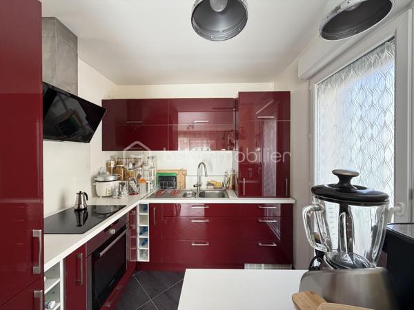 Dijon, dans une petite copropriété récente de 2015, en retrait de la route, cet appartement en duplex saura vous séduire, il se compose d'une entrée, d'une pièce de vie semi- ouverte sur la cuisine aménagée et équipée, de deux balcons, de deux chambres et d'une salle de bains avec WC et d'une salle d'eau.

Un garage de 19,46m2 et une cave complètent avantageusement ce bien.
Chauffage individuel Gaz.
Au premier et dernier étage.

Exposition Sud pour la luminosité, Fenêtres et volets PVC électriques, Store banne de qualité sur le balcon principal.