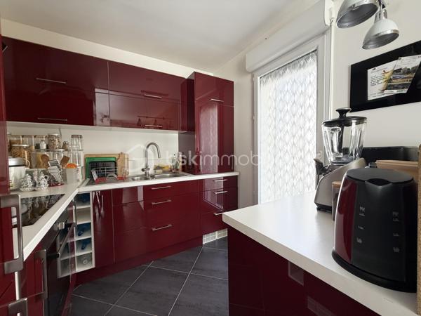 Dijon, dans une petite copropriété récente de 2015, en retrait de la route, cet appartement en duplex saura vous séduire, il se compose d'une entrée, d'une pièce de vie semi- ouverte sur la cuisine aménagée et équipée, de deux balcons, de deux chambres et d'une salle de bains avec WC et d'une salle d'eau.

Un garage de 19,46m2 et une cave complètent avantageusement ce bien.
Chauffage individuel Gaz.
Au premier et dernier étage.

Exposition Sud pour la luminosité, Fenêtres et volets PVC électriques, Store banne de qualité sur le balcon principal.