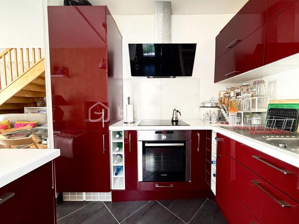 Dijon, dans une petite copropriété récente de 2015, en retrait de la route, cet appartement en duplex saura vous séduire, il se compose d'une entrée, d'une pièce de vie semi- ouverte sur la cuisine aménagée et équipée, de deux balcons, de deux chambres et d'une salle de bains avec WC et d'une salle d'eau.

Un garage de 19,46m2 et une cave complètent avantageusement ce bien.
Chauffage individuel Gaz.
Au premier et dernier étage.

Exposition Sud pour la luminosité, Fenêtres et volets PVC électriques, Store banne de qualité sur le balcon principal.