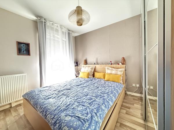 Dijon, dans une petite copropriété récente de 2015, en retrait de la route, cet appartement en duplex saura vous séduire, il se compose d'une entrée, d'une pièce de vie semi- ouverte sur la cuisine aménagée et équipée, de deux balcons, de deux chambres et d'une salle de bains avec WC et d'une salle d'eau.

Un garage de 19,46m2 et une cave complètent avantageusement ce bien.
Chauffage individuel Gaz.
Au premier et dernier étage.

Exposition Sud pour la luminosité, Fenêtres et volets PVC électriques, Store banne de qualité sur le balcon principal.