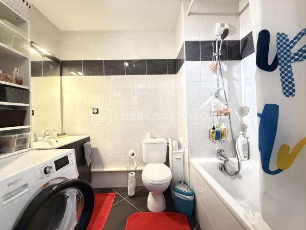 Dijon, dans une petite copropriété récente de 2015, en retrait de la route, cet appartement en duplex saura vous séduire, il se compose d'une entrée, d'une pièce de vie semi- ouverte sur la cuisine aménagée et équipée, de deux balcons, de deux chambres et d'une salle de bains avec WC et d'une salle d'eau.

Un garage de 19,46m2 et une cave complètent avantageusement ce bien.
Chauffage individuel Gaz.
Au premier et dernier étage.

Exposition Sud pour la luminosité, Fenêtres et volets PVC électriques, Store banne de qualité sur le balcon principal.