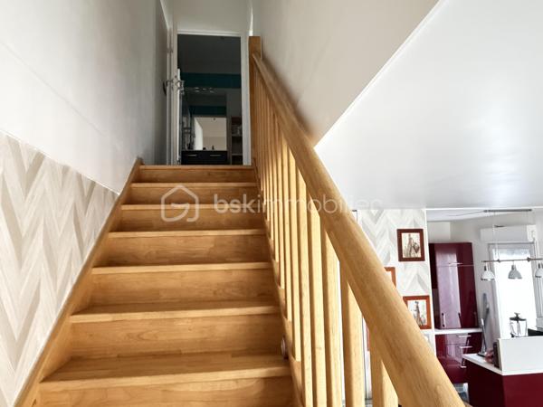 Dijon, dans une petite copropriété récente de 2015, en retrait de la route, cet appartement en duplex saura vous séduire, il se compose d'une entrée, d'une pièce de vie semi- ouverte sur la cuisine aménagée et équipée, de deux balcons, de deux chambres et d'une salle de bains avec WC et d'une salle d'eau.

Un garage de 19,46m2 et une cave complètent avantageusement ce bien.
Chauffage individuel Gaz.
Au premier et dernier étage.

Exposition Sud pour la luminosité, Fenêtres et volets PVC électriques, Store banne de qualité sur le balcon principal.