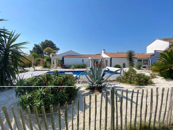 Dpt Vendée (85), à vendre SAINT HILAIRE DE RIEZ, à deux pas de ST GILLES CROIX DE VIE, maison 5 chambres avec sa grande pièce vitrée - jardin et piscine chauffée, parcelle de 1500 m2