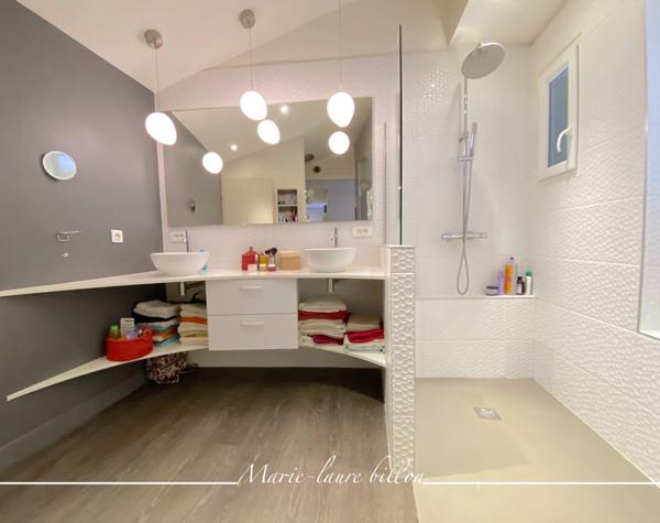 Dpt Vendée (85), à vendre SAINT HILAIRE DE RIEZ, à deux pas de ST GILLES CROIX DE VIE, maison 5 chambres avec sa grande pièce vitrée - jardin et piscine chauffée, parcelle de 1500 m2