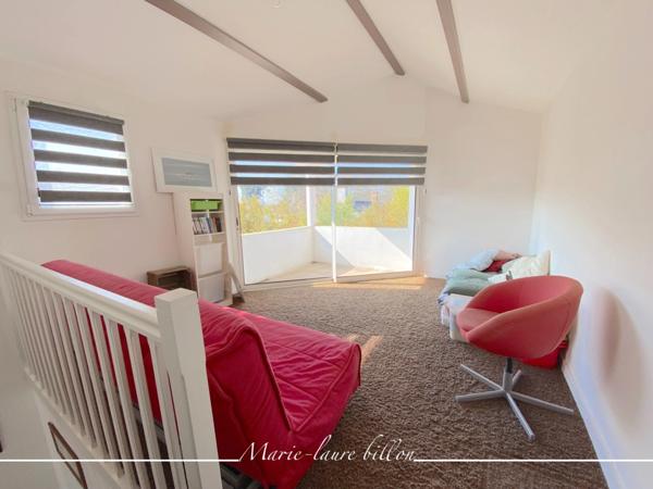 Dpt Vendée (85), à vendre SAINT HILAIRE DE RIEZ, à deux pas de ST GILLES CROIX DE VIE, maison 5 chambres avec sa grande pièce vitrée - jardin et piscine chauffée, parcelle de 1500 m2