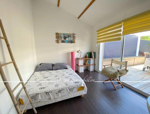 Dpt Vendée (85), à vendre SAINT HILAIRE DE RIEZ, à deux pas de ST GILLES CROIX DE VIE, maison 5 chambres avec sa grande pièce vitrée - jardin et piscine chauffée, parcelle de 1500 m2