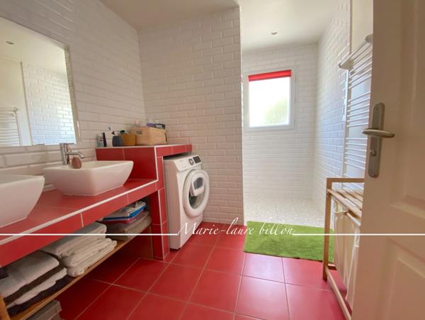 Dpt Vendée (85), à vendre SAINT HILAIRE DE RIEZ, à deux pas de ST GILLES CROIX DE VIE, maison 5 chambres avec sa grande pièce vitrée - jardin et piscine chauffée, parcelle de 1500 m2