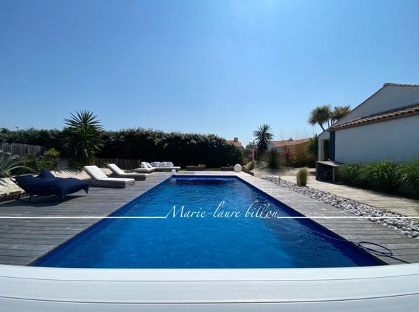 Dpt Vendée (85), à vendre SAINT HILAIRE DE RIEZ, à deux pas de ST GILLES CROIX DE VIE, maison 5 chambres avec sa grande pièce vitrée - jardin et piscine chauffée, parcelle de 1500 m2