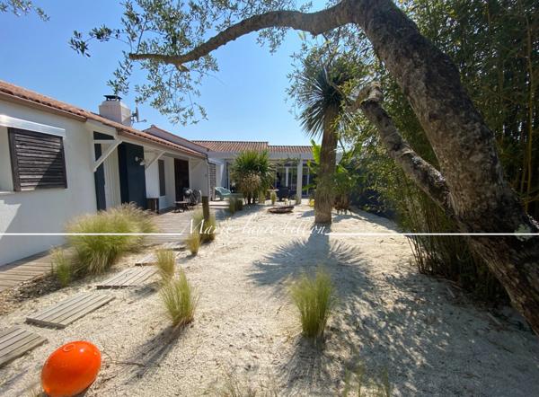 Dpt Vendée (85), à vendre SAINT HILAIRE DE RIEZ, à deux pas de ST GILLES CROIX DE VIE, maison 5 chambres avec sa grande pièce vitrée - jardin et piscine chauffée, parcelle de 1500 m2