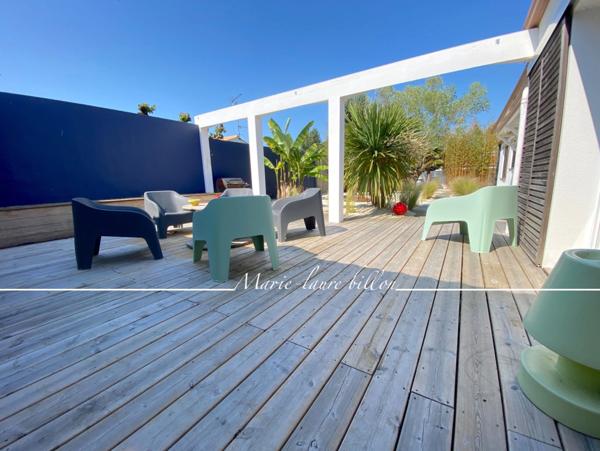 Dpt Vendée (85), à vendre SAINT HILAIRE DE RIEZ, à deux pas de ST GILLES CROIX DE VIE, maison 5 chambres avec sa grande pièce vitrée - jardin et piscine chauffée, parcelle de 1500 m2