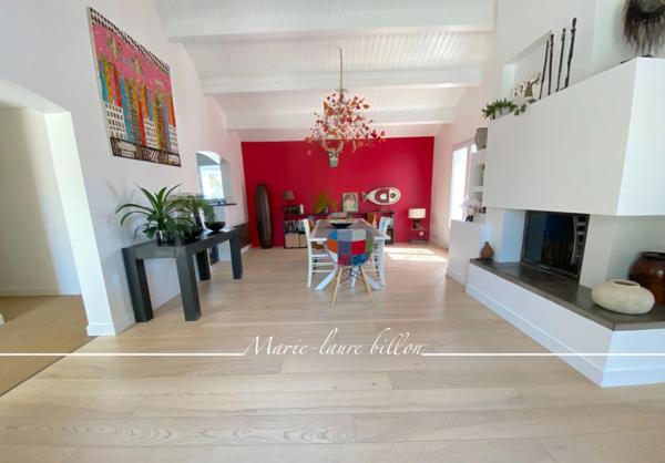 Dpt Vendée (85), à vendre SAINT HILAIRE DE RIEZ, à deux pas de ST GILLES CROIX DE VIE, maison 5 chambres avec sa grande pièce vitrée - jardin et piscine chauffée, parcelle de 1500 m2