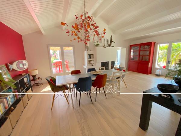 Dpt Vendée (85), à vendre SAINT HILAIRE DE RIEZ, à deux pas de ST GILLES CROIX DE VIE, maison 5 chambres avec sa grande pièce vitrée - jardin et piscine chauffée, parcelle de 1500 m2