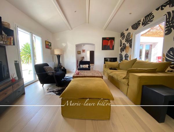 Dpt Vendée (85), à vendre SAINT HILAIRE DE RIEZ, à deux pas de ST GILLES CROIX DE VIE, maison 5 chambres avec sa grande pièce vitrée - jardin et piscine chauffée, parcelle de 1500 m2