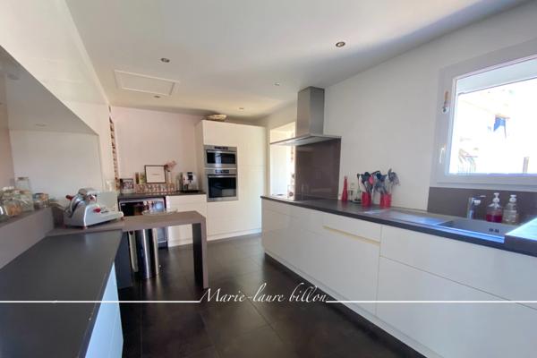 Dpt Vendée (85), à vendre SAINT HILAIRE DE RIEZ, à deux pas de ST GILLES CROIX DE VIE, maison 5 chambres avec sa grande pièce vitrée - jardin et piscine chauffée, parcelle de 1500 m2