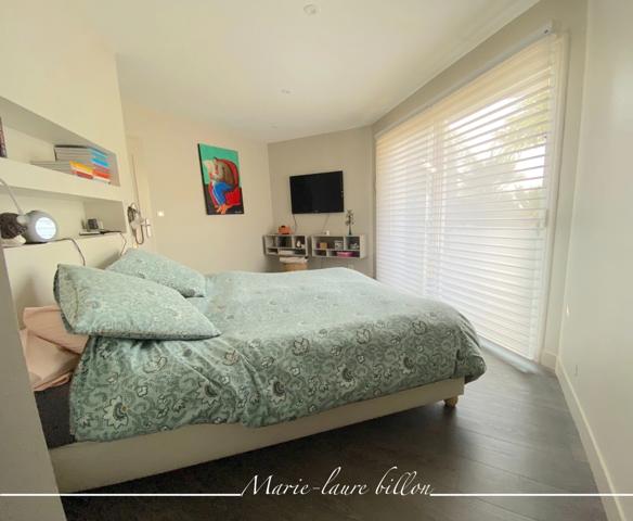 Dpt Vendée (85), à vendre SAINT HILAIRE DE RIEZ, à deux pas de ST GILLES CROIX DE VIE, maison 5 chambres avec sa grande pièce vitrée - jardin et piscine chauffée, parcelle de 1500 m2