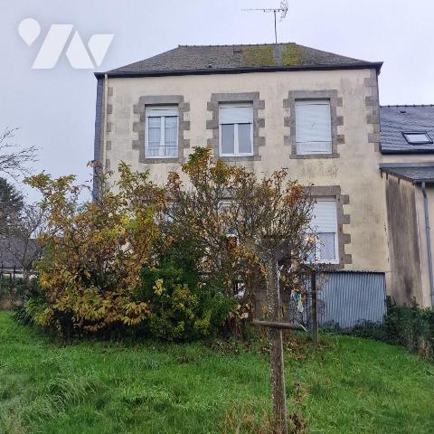 A VENDRE, une maison en pierre de caractère dans un bourg calme comprenant:
- au rez-de-chauss...