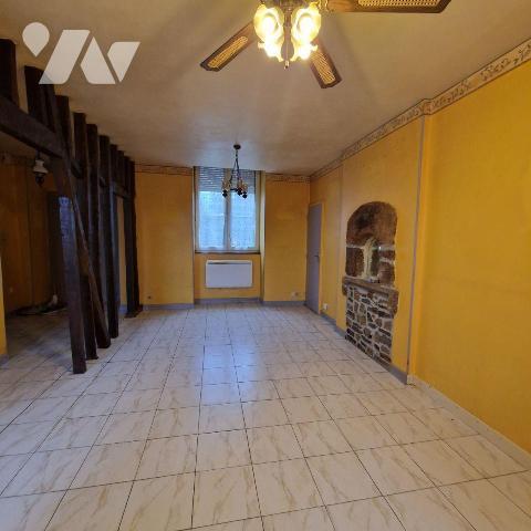 A VENDRE, une maison en pierre de caractère dans un bourg calme comprenant:
- au rez-de-chauss...