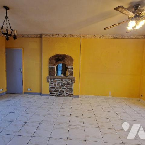 A VENDRE, une maison en pierre de caractère dans un bourg calme comprenant:
- au rez-de-chauss...