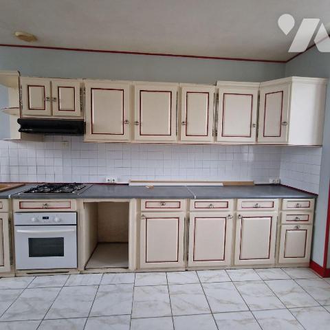 A VENDRE, une maison en pierre de caractère dans un bourg calme comprenant:
- au rez-de-chauss...