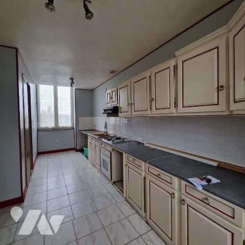A VENDRE, une maison en pierre de caractère dans un bourg calme comprenant:
- au rez-de-chauss...