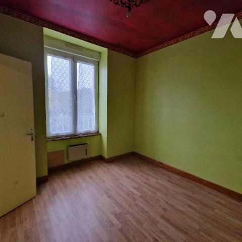 A VENDRE, une maison en pierre de caractère dans un bourg calme comprenant:
- au rez-de-chauss...