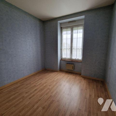 A VENDRE, une maison en pierre de caractère dans un bourg calme comprenant:
- au rez-de-chauss...