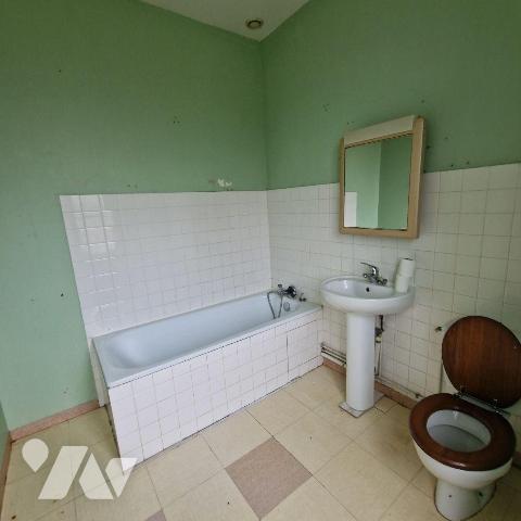 A VENDRE, une maison en pierre de caractère dans un bourg calme comprenant:
- au rez-de-chauss...