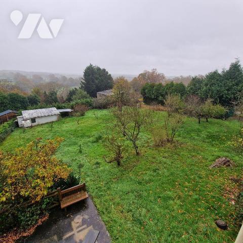 A VENDRE, une maison en pierre de caractère dans un bourg calme comprenant:
- au rez-de-chauss...